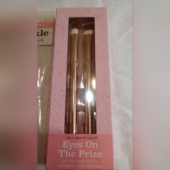 Set Of Headbands, Makeup Brushes And Eyebrow Shaping Template - Picture 11 of 13